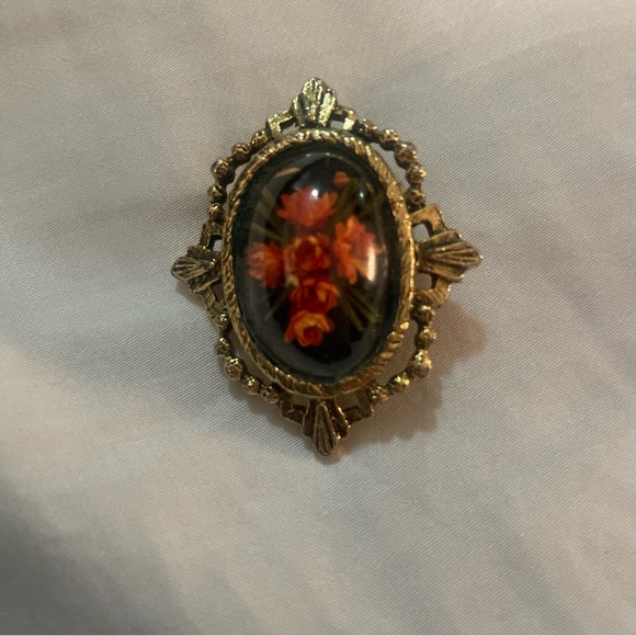 Vintage Brooch with Dried Flowers and Gold Accents - Picture 6 of 7